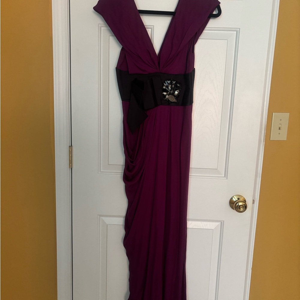 Chic Magenta Evening Dress with Black Waist Detail